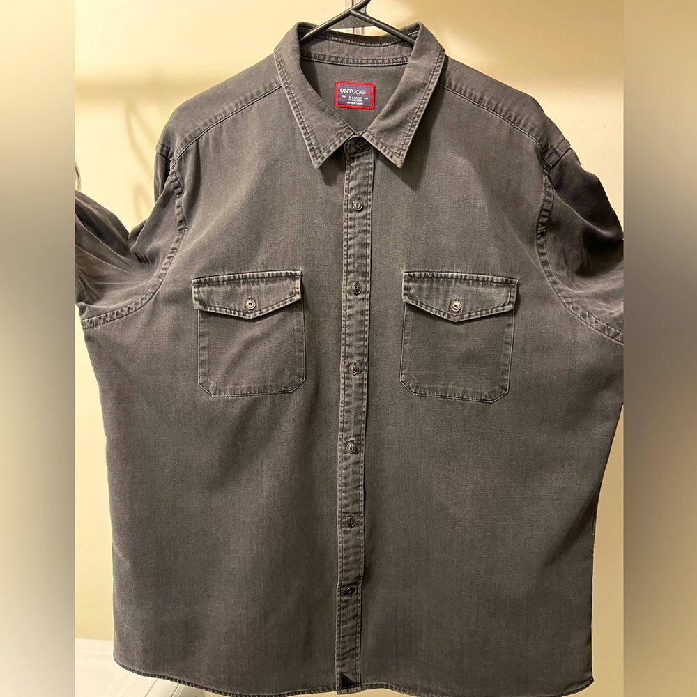 UntuckIT designer men’s shirt, condition like new. XL